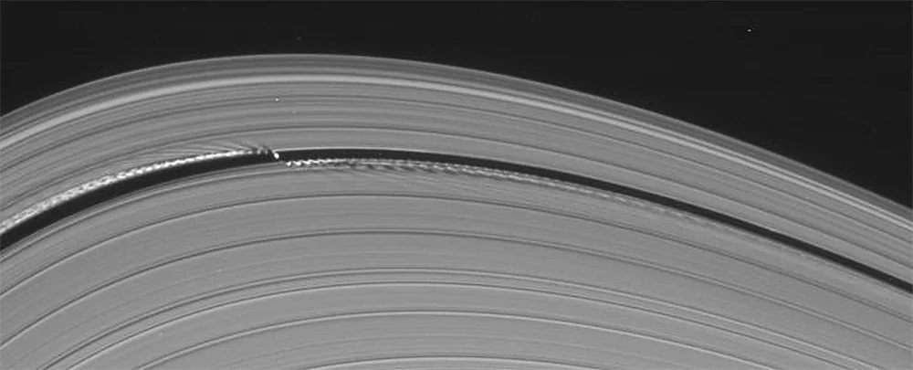 Сатурн: Спицы на кольцах и гигантские НЛО на орбите