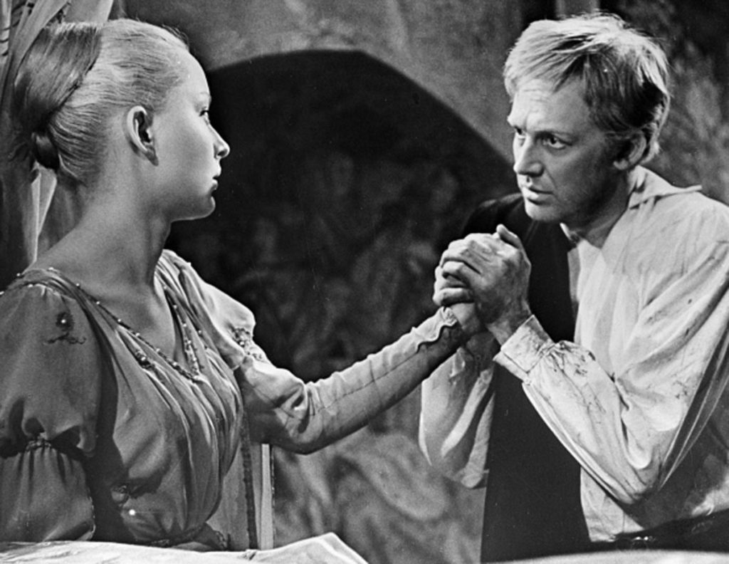 «Гамлет» (1964): Что должно удивить в сюжете, и как эти странности объясняются