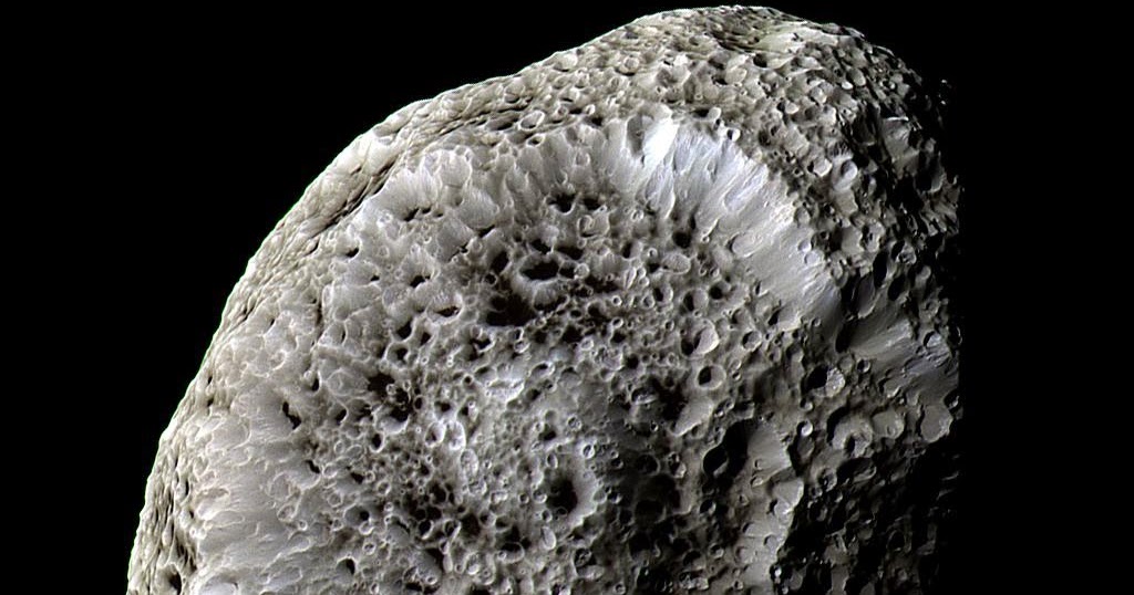 Гиперион: Что внутри пустотелой луны Сатурна?